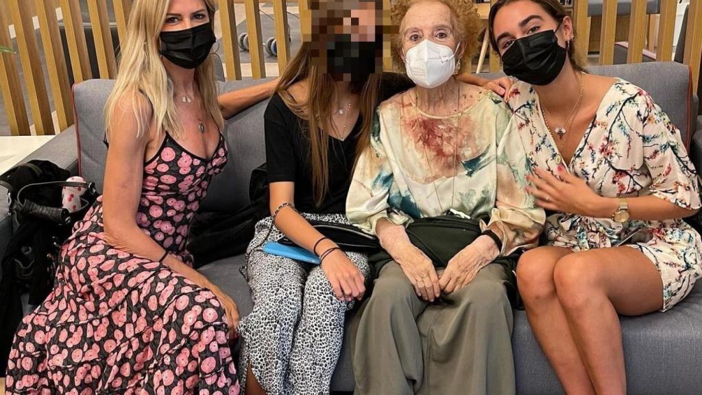 Natalia y Verónica, hijas de Ramón García y Natalia Cerezo, con su abuela.