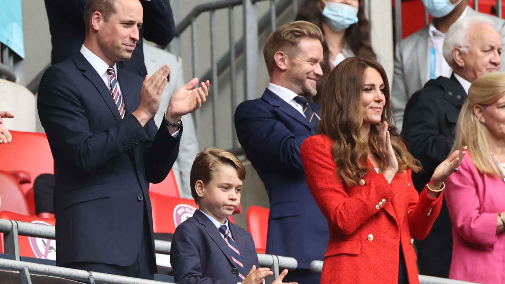 El príncipe George junto a sus padres en la final de la Eurocopa.