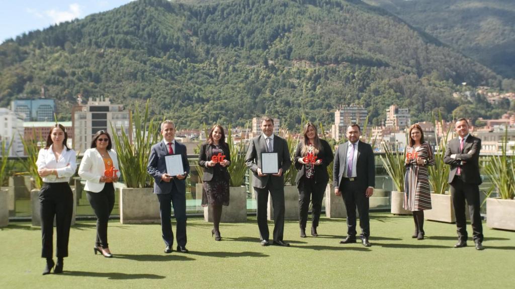 El equipo de Sacyr en Colombia con la certificación.