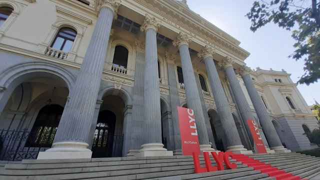 El Palacio de la Bolsa de Madrid recibe a LLYC como cotizada en BME Growth.
