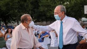 De la Torre saluda a un mayor en la cena organizada en el distrito de Campanillas.