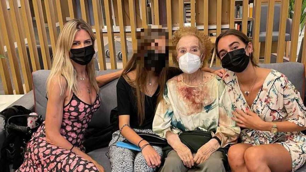 Natalia y Verónica, hijas de Ramón García y Natalia Cerezo, con su abuela.