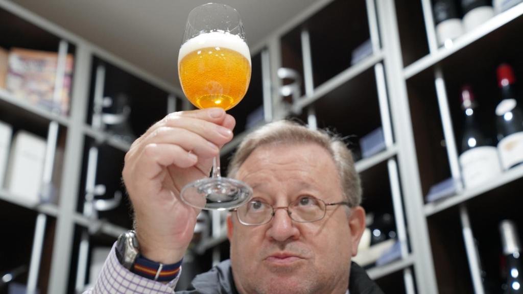 Carlos Gómez, docente de la Escuela Española de Cata, observa una de las cervezas durante la cata.