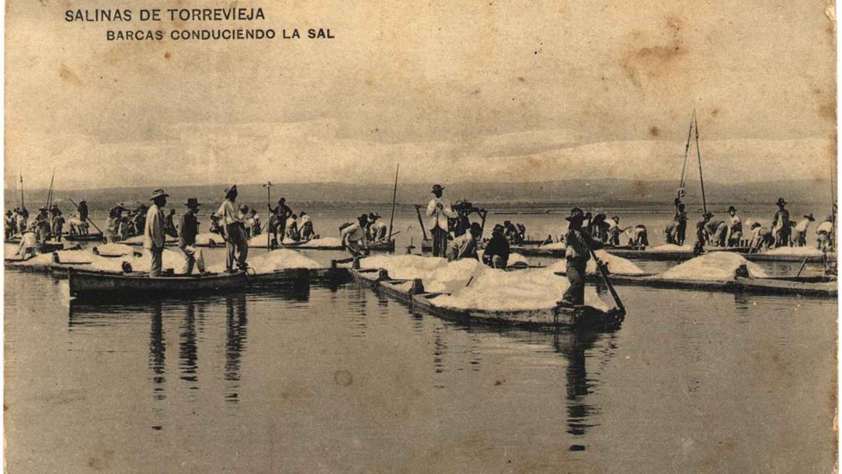 Barcas conduciendo la sal por las salinas de Torrevieja.