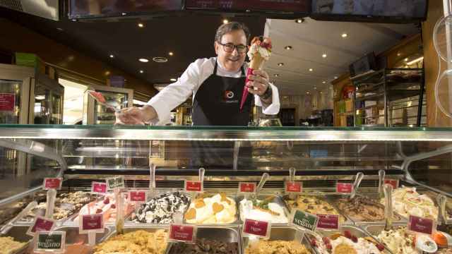 Raúl Asencio, en una de sus heladerías donde vende sabores como Flan de Aspe.