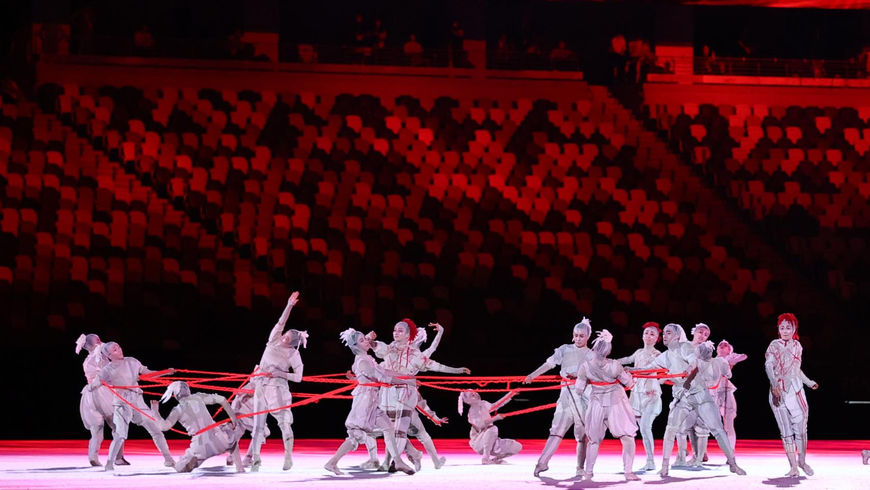 El Estadio Olímpico de Tokio se llena de luz y bailarines