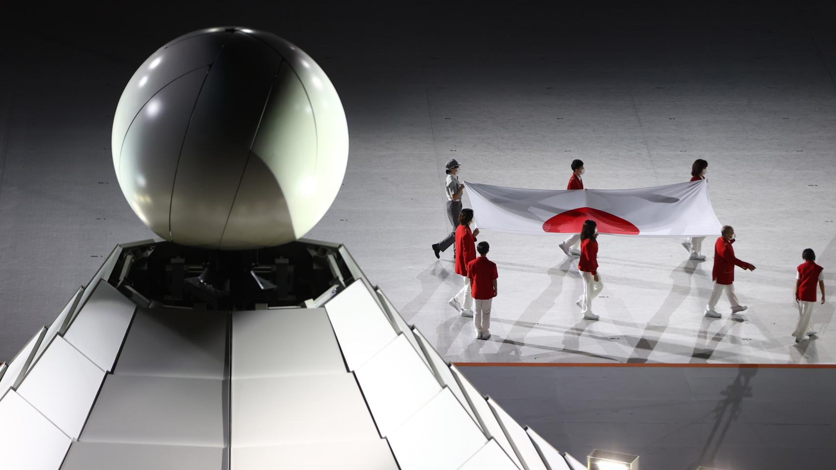 La bandera de Japón entra en el Estadio Olímpico de Tokio