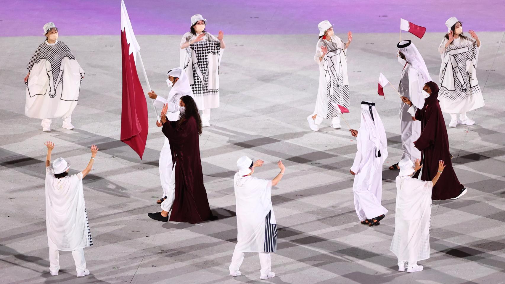 Tala Abujbara, la abanderada catarí, desfila sin velo durante la Ceremonia de Apertura de los JJOO de Tokio 2020
