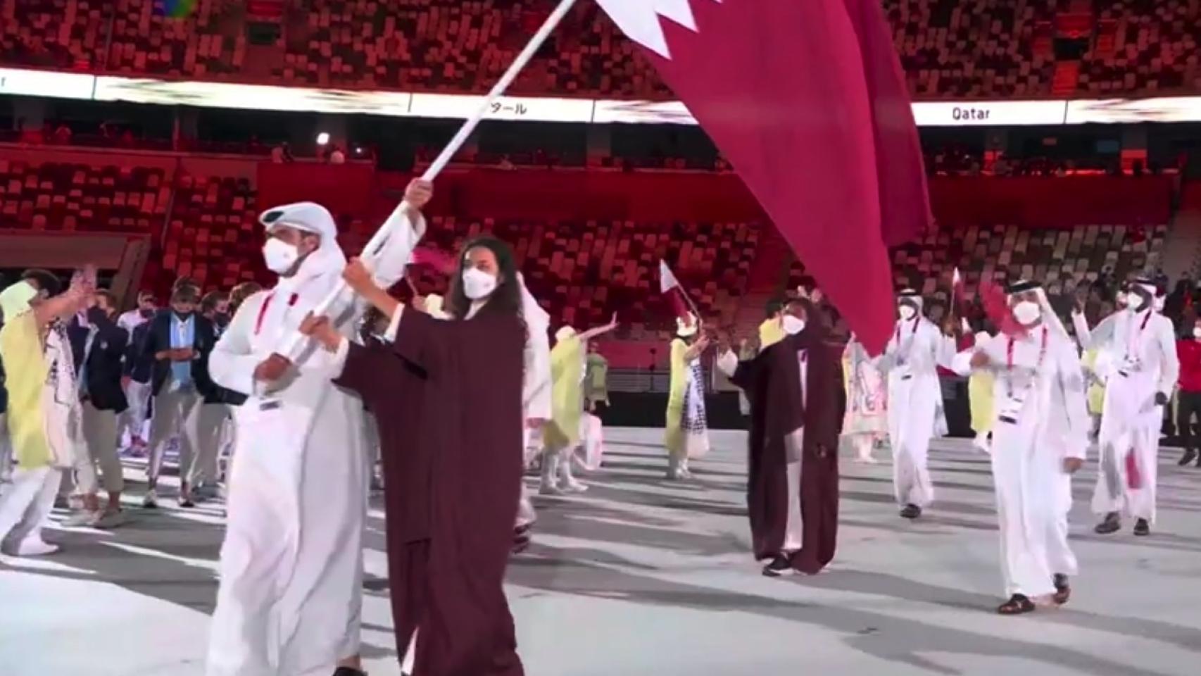 Tala Abujbara, la abanderada catarí, desfila sin velo durante la Ceremonia de Apertura de los JJOO de Tokio 2020