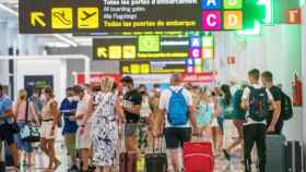 Turistas en el aeropuerto de Palma de Mallorca.