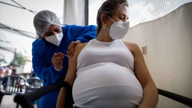 Una embarazada vacunándose.