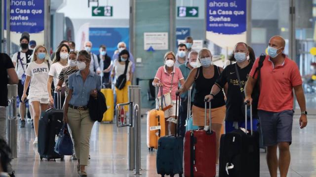 Turistas llegando al aeropuerto de Málaga.