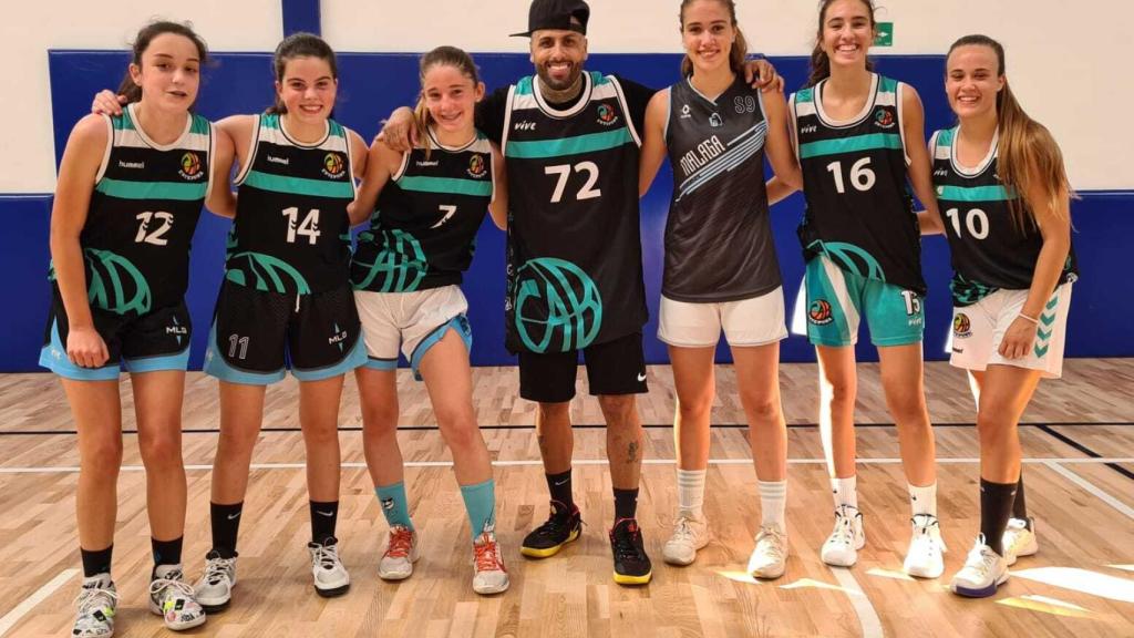 Nicky Jam posa junto a las jugadoras del CAB Estepona.
