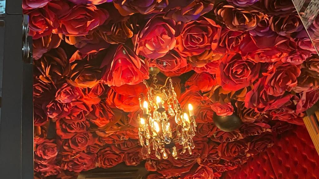 Galería del techo cubierta de rosas