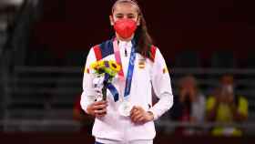 Adriana Cerezo en el podio con la medalla de plata al cuello