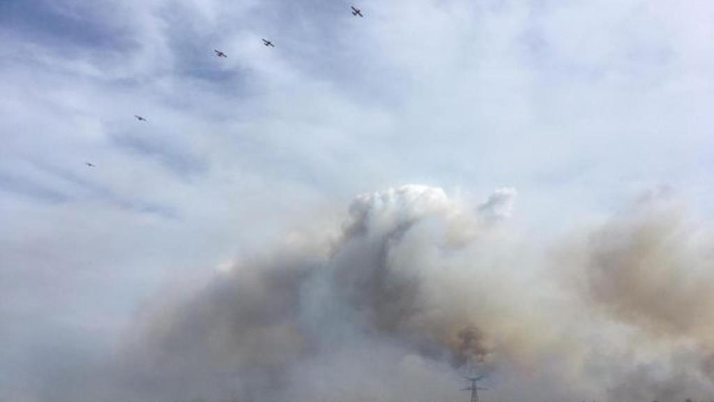 Hidroaviones tratan de contener el incendio forestal en Corbière Audoises, en el sur de Francia.