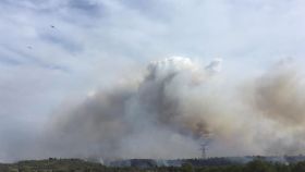 Hidroaviones tratan de contener el incendio forestal en Corbière Audoises, en el sur de Francia.
