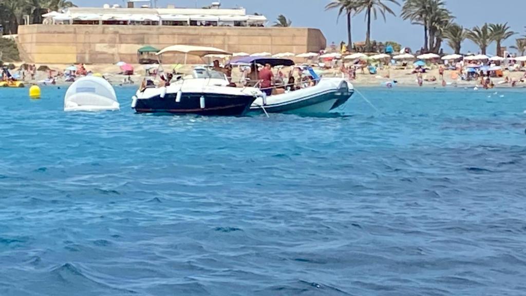 El litoral de Tabarca desde una embarcación, este domingo.