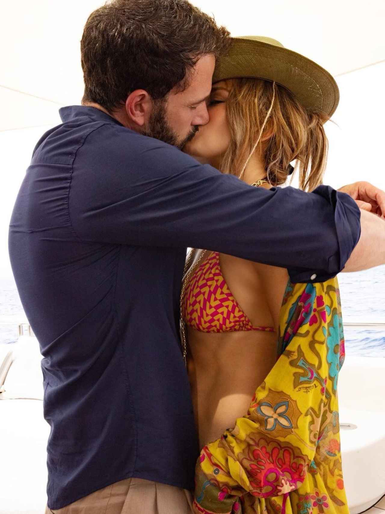 El apasionado beso entre Jennifer Lopez y Ben Affleck del que todos hablan.