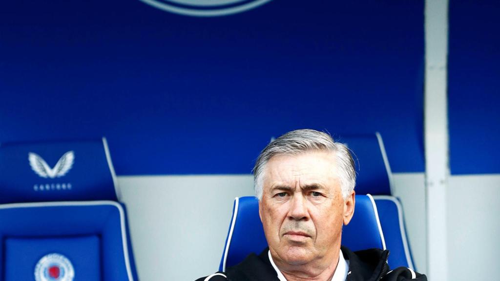 Carlo Ancelotti dirigiendo al Real Madrid