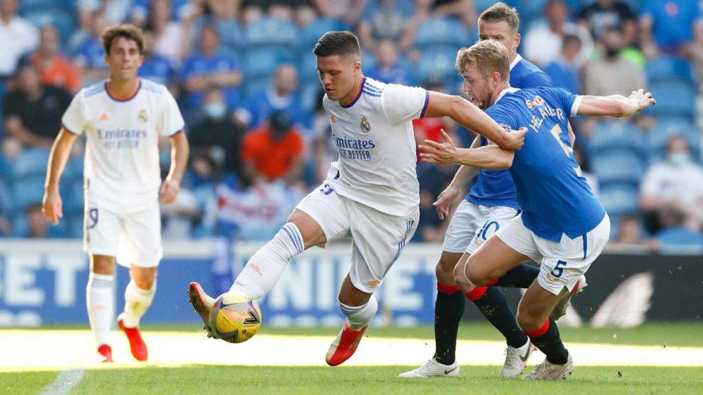 Luka Jovic controla el balón con un jugador del Rangers presionandolo de cerca