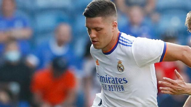 Luka Jovic controla el balón con un jugador del Rangers presionandolo de cerca