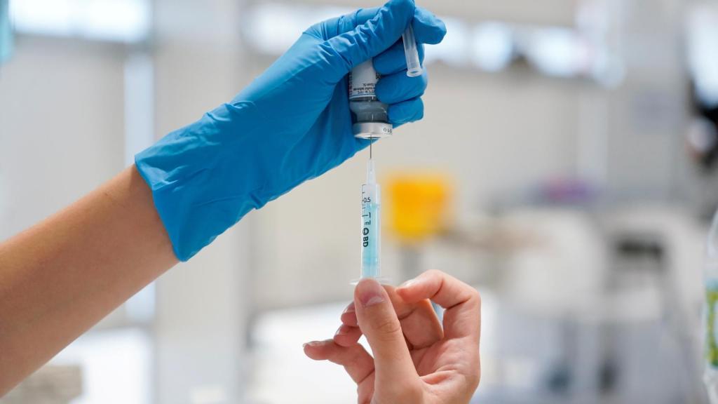 Una sanitaria prepara una dosis de Moderna, en el Hospital Enfermera Isabel Zendal.