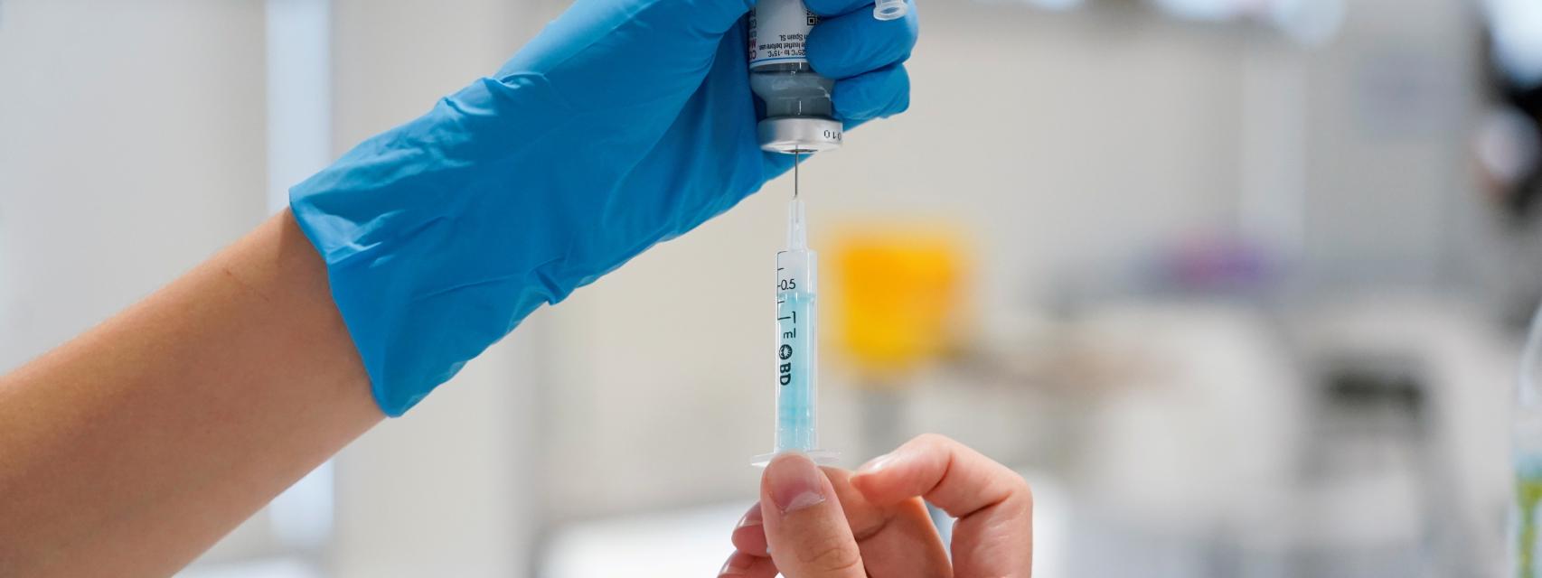 Una sanitaria prepara una dosis de Moderna, en el Hospital Enfermera Isabel Zendal.