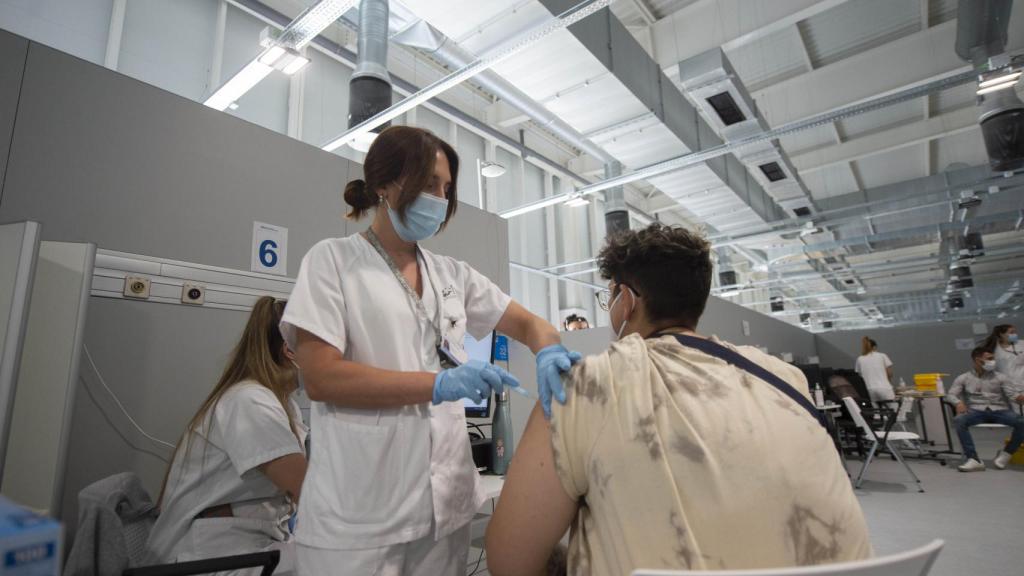Un joven recibe la primera dosis de la vacuna Pfizer en el hospital Enfermera Isabel Zendal.