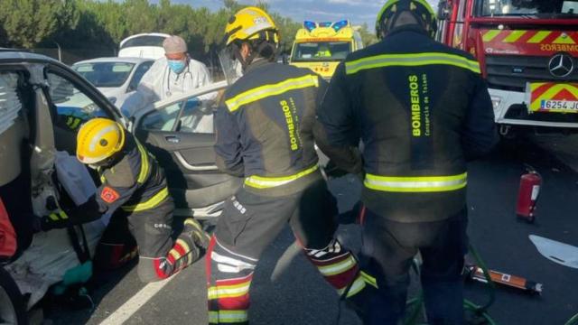 Los bomberos excarcelan a la mujer que quedó atrapada en el vehículo