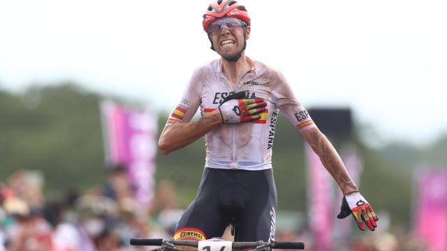 David Valero pasando la línea de meta para ganar el bronce