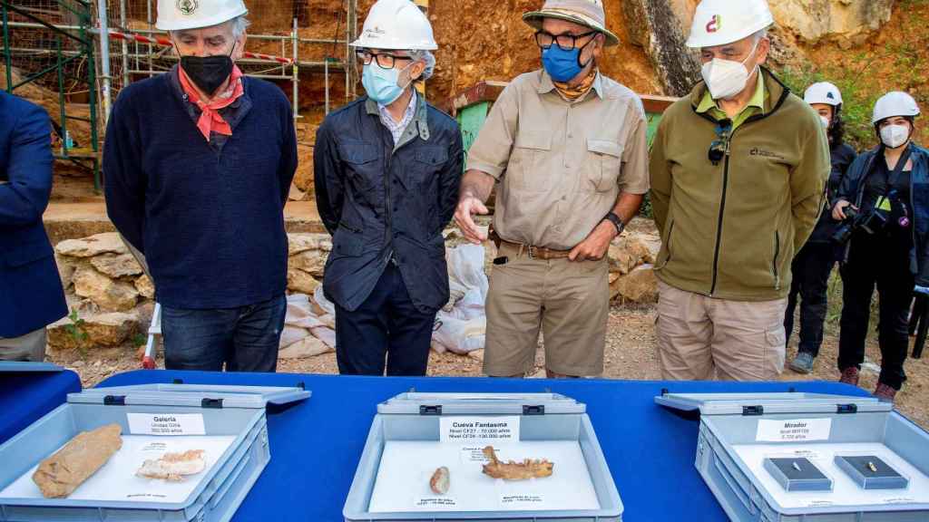 Los codirectores del yacimiento de Atapuerca, Juan Luis Arsuaga (i), José María Bermúdez de Castro (d) y Eudald Carbonell (2d), en el balance de la campaña de excavaciones.