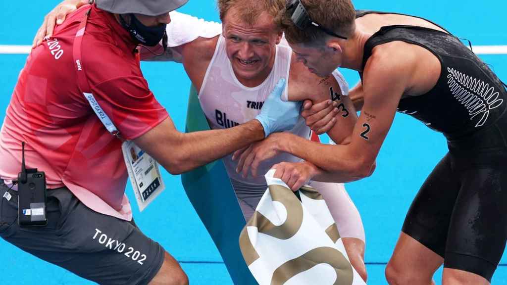 Kristian Blummenfelt llega a meta destrozado tras ganar el oro olímpico en triatlón