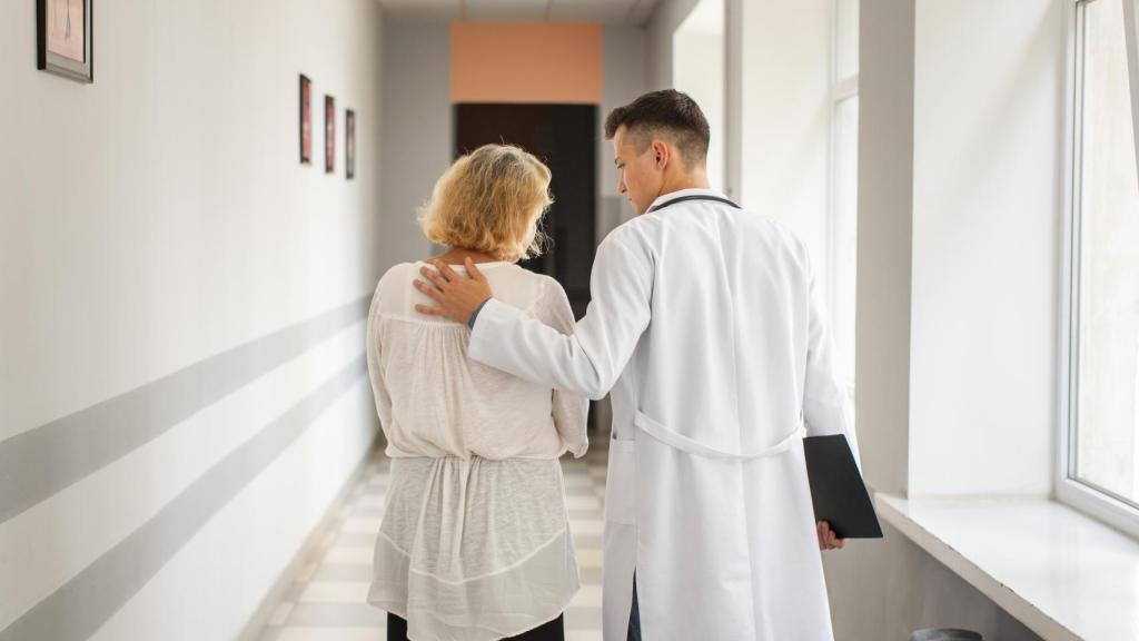 Una mujer camina con su médico.