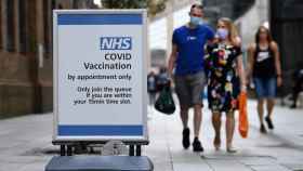 Una señal de vacunación Covid en la puerta de un centro de Londres.