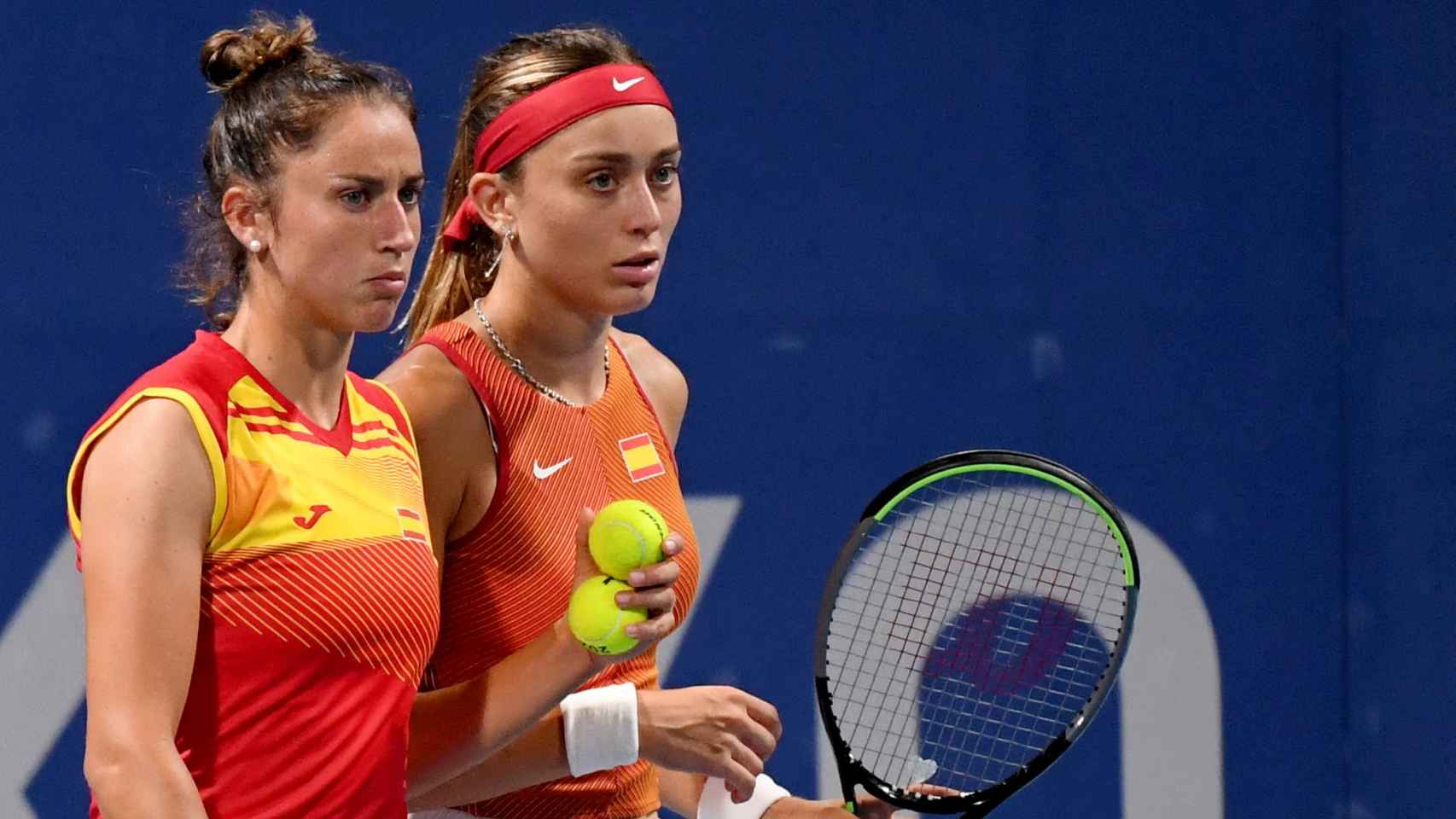 Paula Badosa y Sara Sorribes en un partido de dobles en Tokio