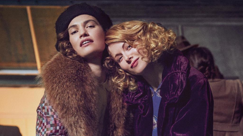 Lily James y Emily Beecham protagonizan la serie de BBC que estrena Movistar+ 'A la caza del amor'.