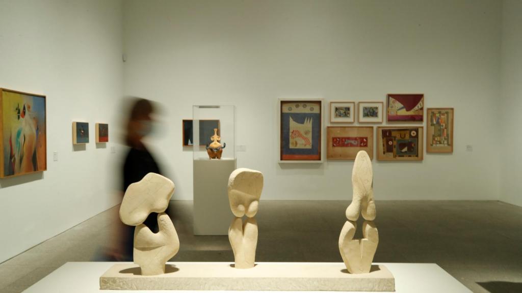 Primer plano de la obra 'Tres mujeres' (1948), realizada por el artista español Ángel Ferrant con piedra blanca de Salamanca.