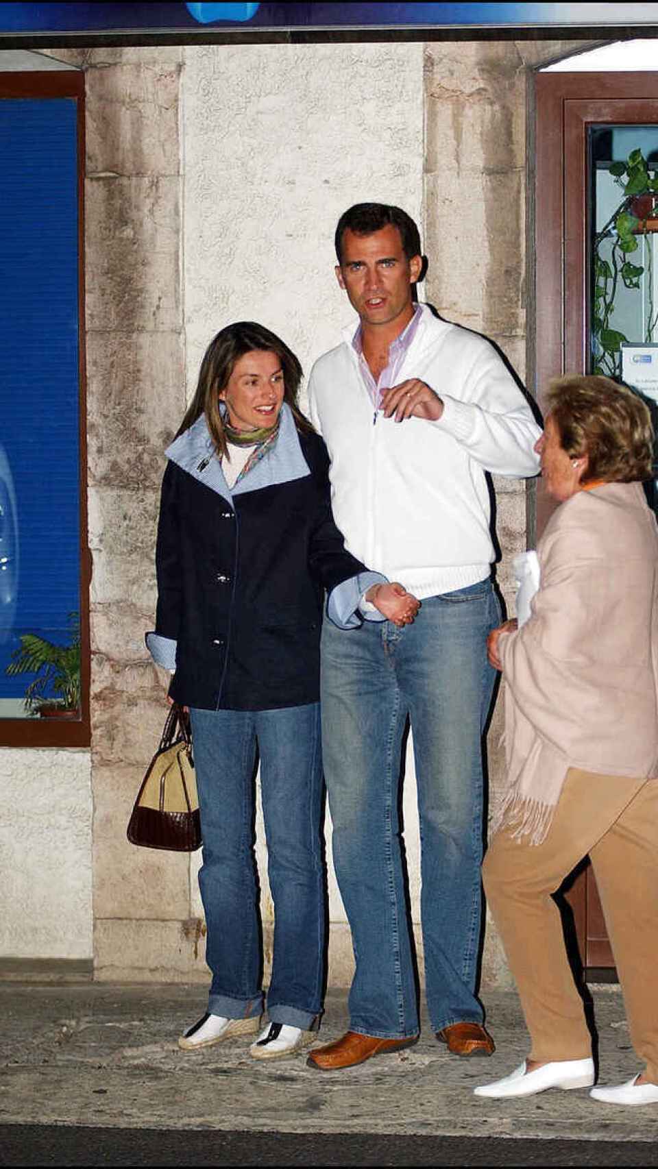 Felipe y Letizia junto a la periodista Menchu Álvarez del Valle en Ribadesella.