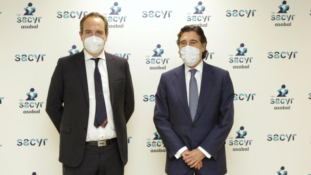 Manuel Manrique (derecha), presidente de Sacyr, y Servando Revuelta, presidente de Asobal,