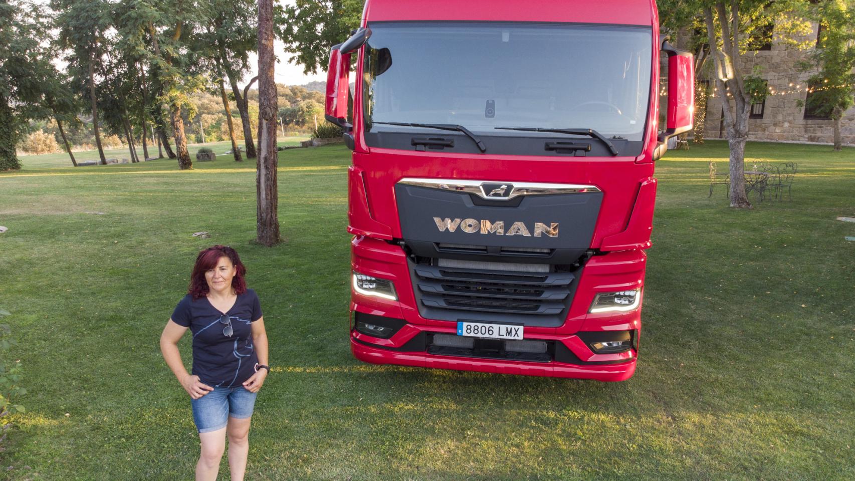 Así pasé la madrugada con la camionera Ana, la 'reina de la carretera' que  desafía al machismo