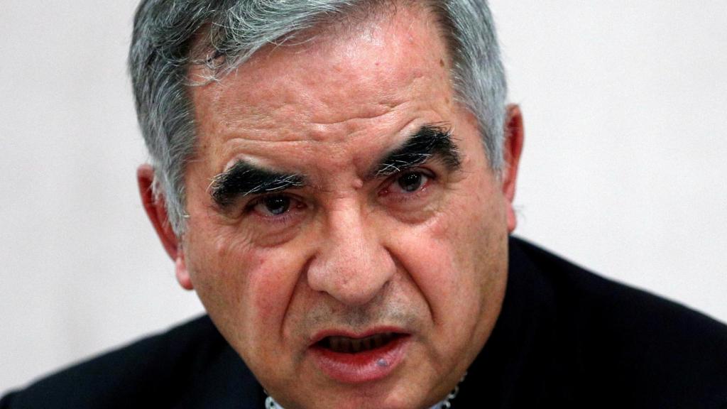 El cardenal Giovanni Angelo Becciu habla con los medios tras su dimisión, en septiembre de 2020.