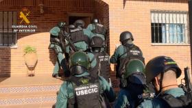 Momento en el que la Guardia Civil entra en la vivienda del clan familiar (Foto: Guardia Civil)