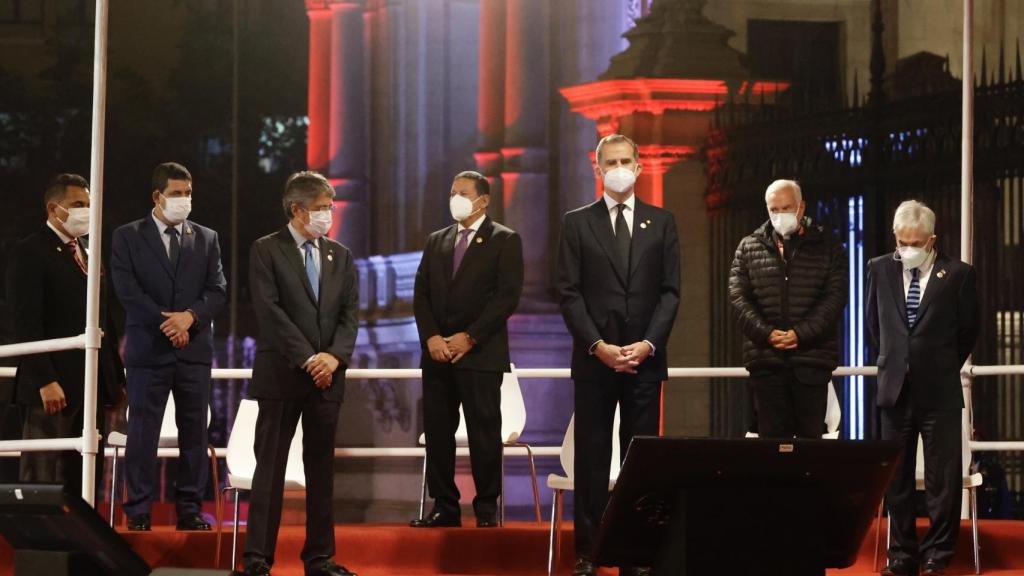 El Rey, de riguroso luto, durante un acto junto al presidente electo de Perú, Pedro Castillo.
