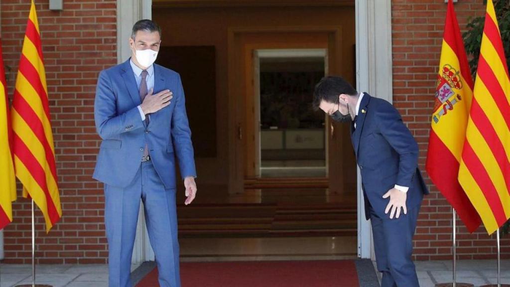 El presidente del Gobierno, Pedro Sánchez (i), recibe al presidente de la Generalitat, Pere Aragonès, durante su encuentro en junio en el Palacio de la Moncloa.