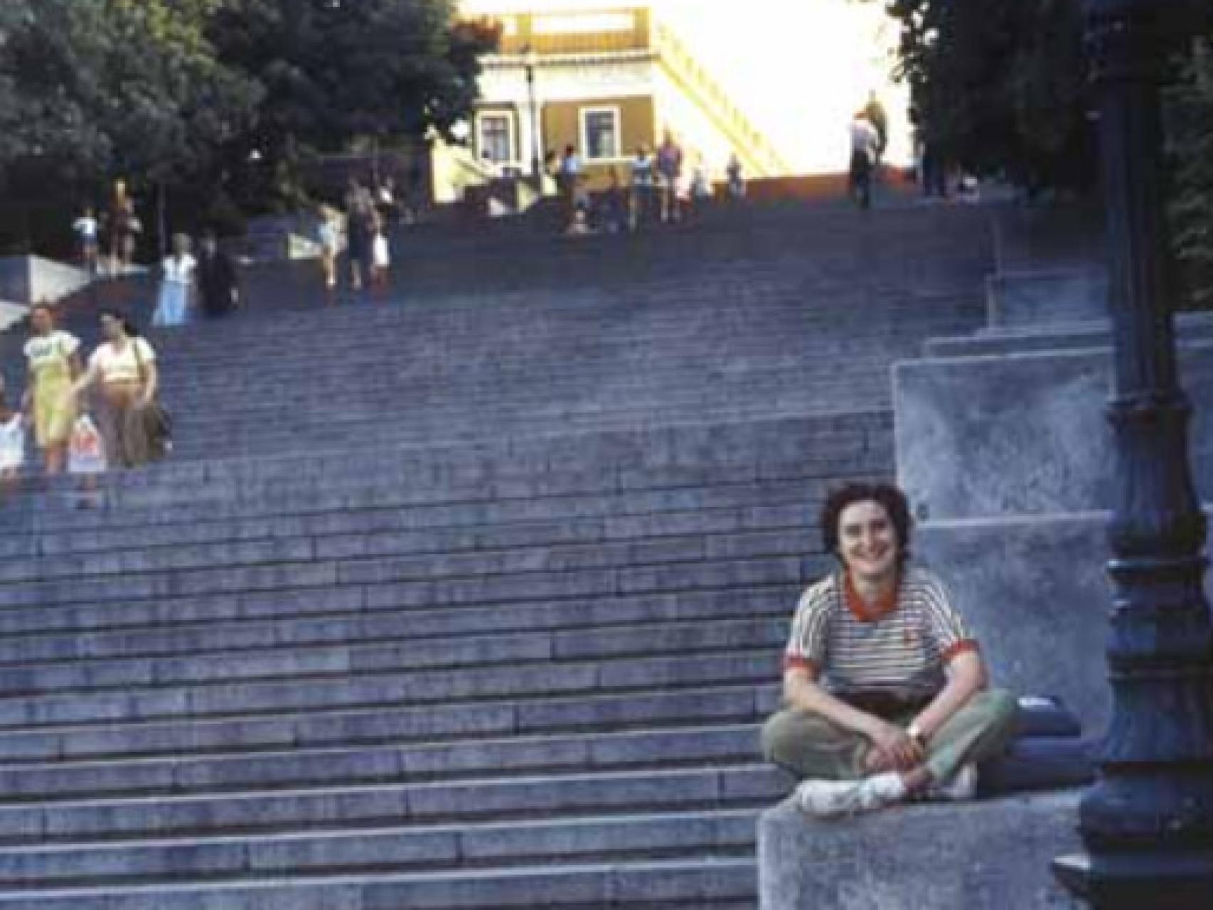Sara en las famosas escaleras de Odesa que aparecen en la película 'El acorazado Potemkin'.