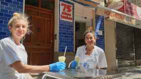 Mari Ángeles e Inma Sorribes mantienen la tradición artesanal de La Horchatería Azul en Alicante.