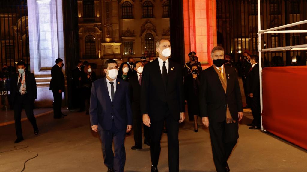 Felipe VI durante su visita a Perú luciendo una corbata negra en señal de luto.