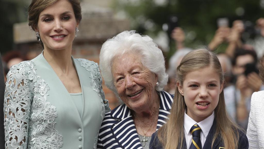 La reina Letizia junto a su abuela Menchu y la infanta Sofía.