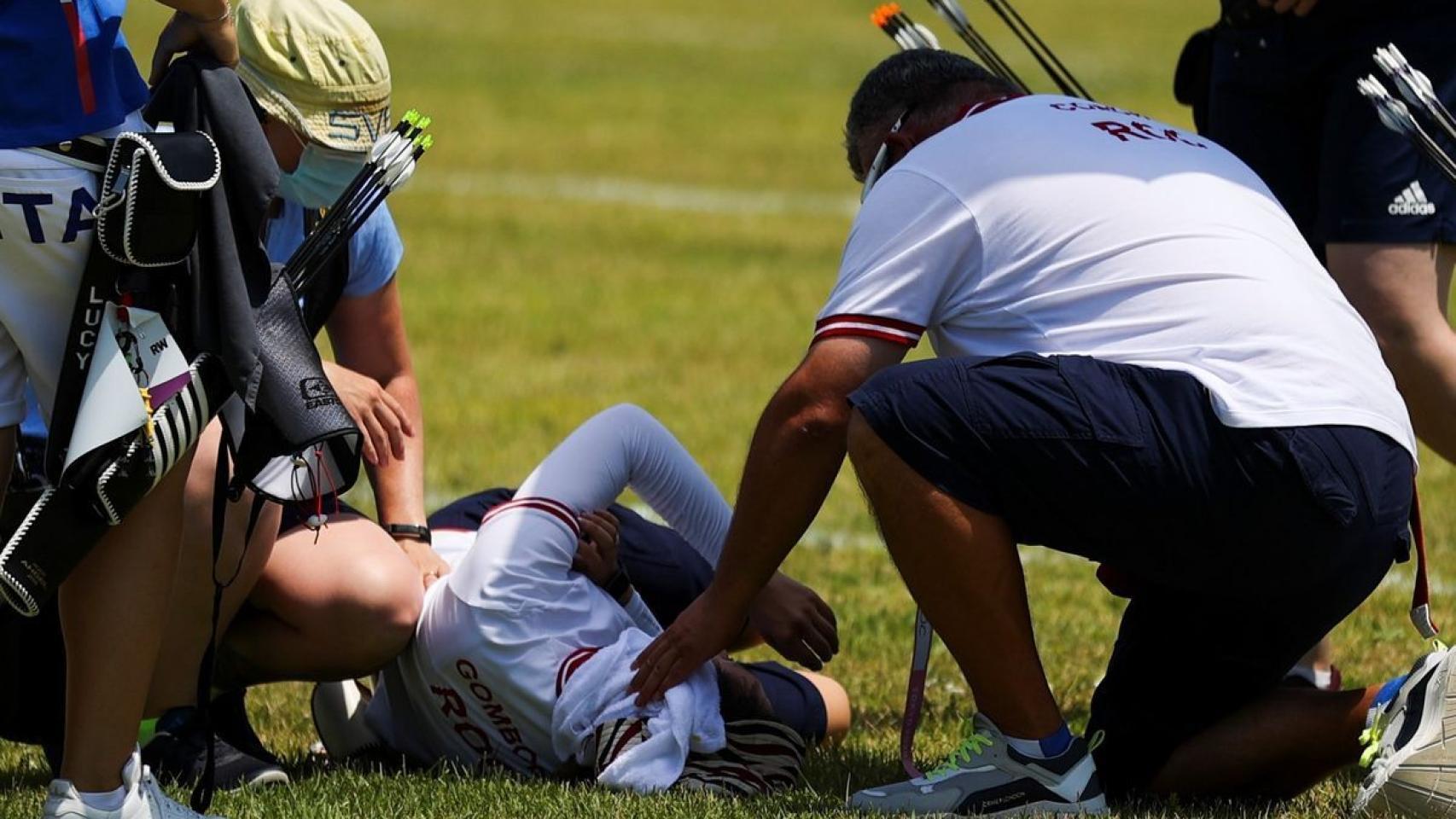El calor extremo amenaza a los Juegos Olímpicos: las impactantes imágenes que deja en Tokio 2020 Svetlana Gomboeva, arquera rusa, cae al suelo desmayada durante la competición por el intenso calor
